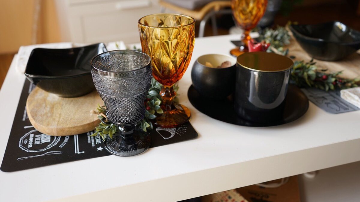 Акцент - бокалы жёлтого цвета. 