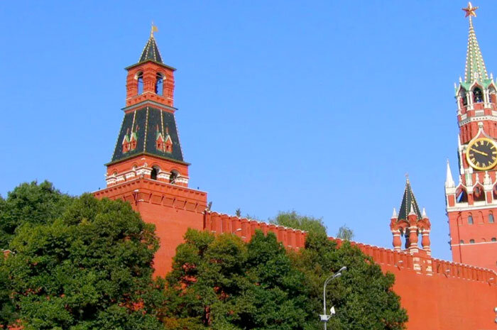 Фото 2. Набатная башня Кремля (крайняя слева)