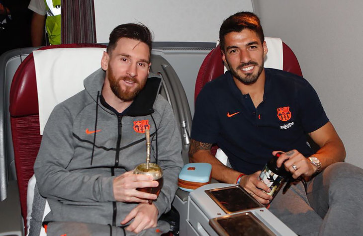 Leonel Messi and Luis Suarez drink mate