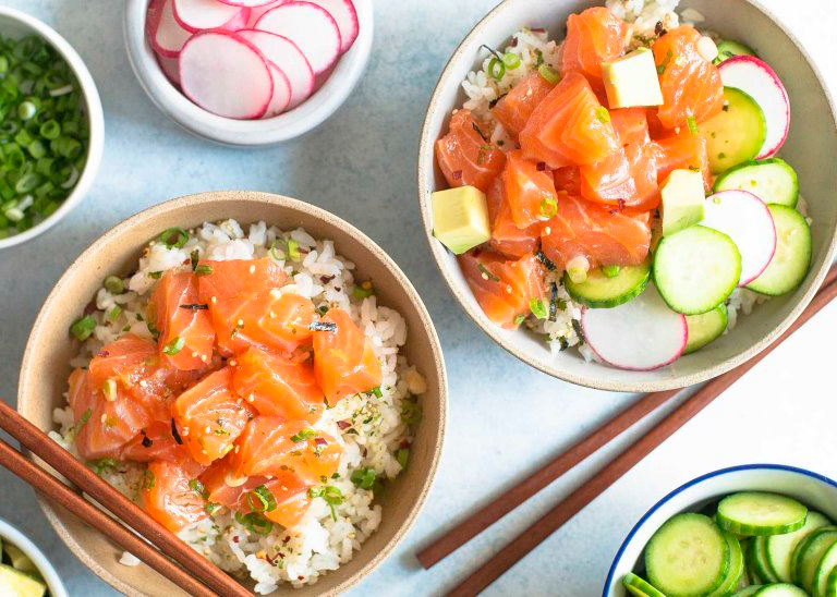 Основа — белый рис, сытный ингредиент: лосось слабой соли, овощи: редис, огурец, авокадо