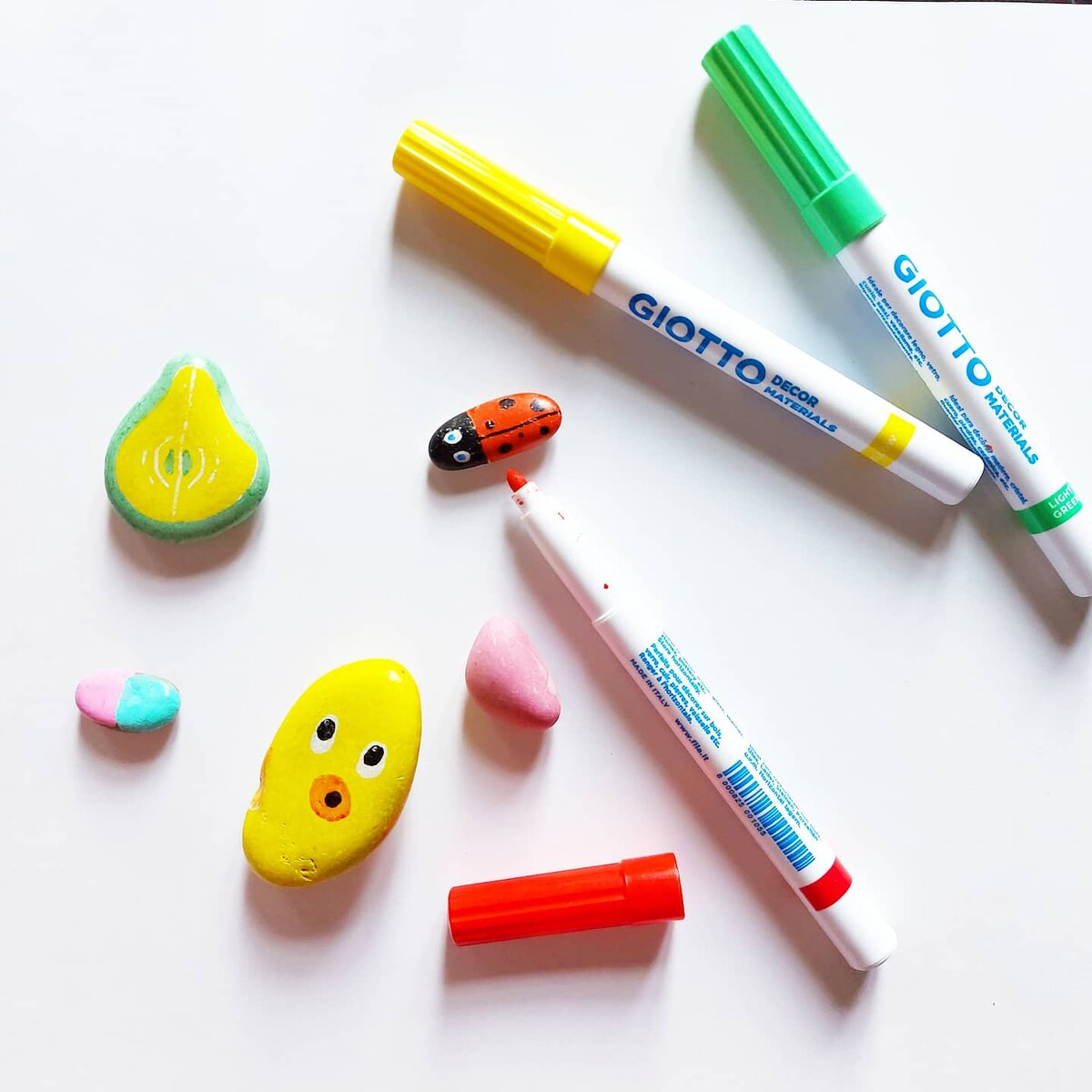 На фото разукрашеные камушки различной формы.