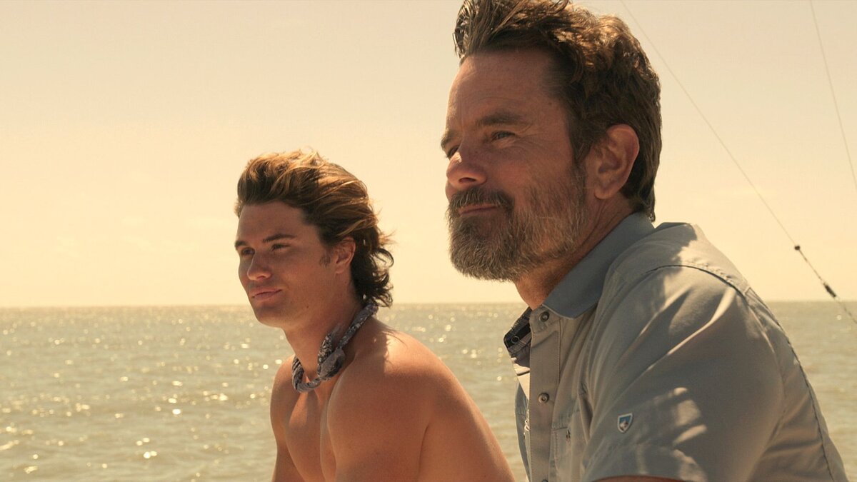 Джон Би вместе с отцом богатой девушки Сары рыбачат