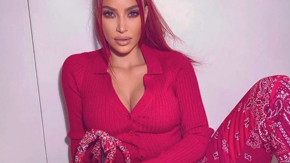 Kim Kardashian в костюме с принтом классической банданы.