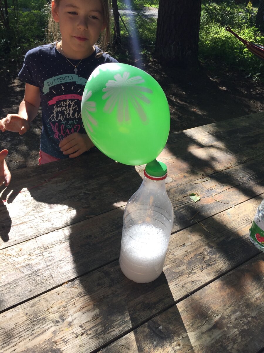 Надуть шары воронеж. Дети надувают шарики. Воздушный шарик сам надувается опыт. Эксперимент шарик надувается сам. Смалы надувают шарики.