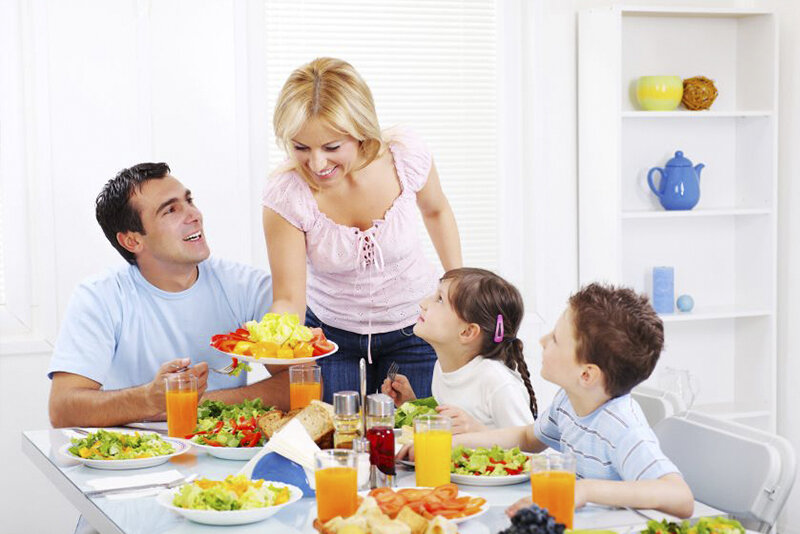 Почему дети любили ужинать со взрослыми. Семейный завтрак. Семья обедает. Семья ужинает. Семья за столом на кухне.