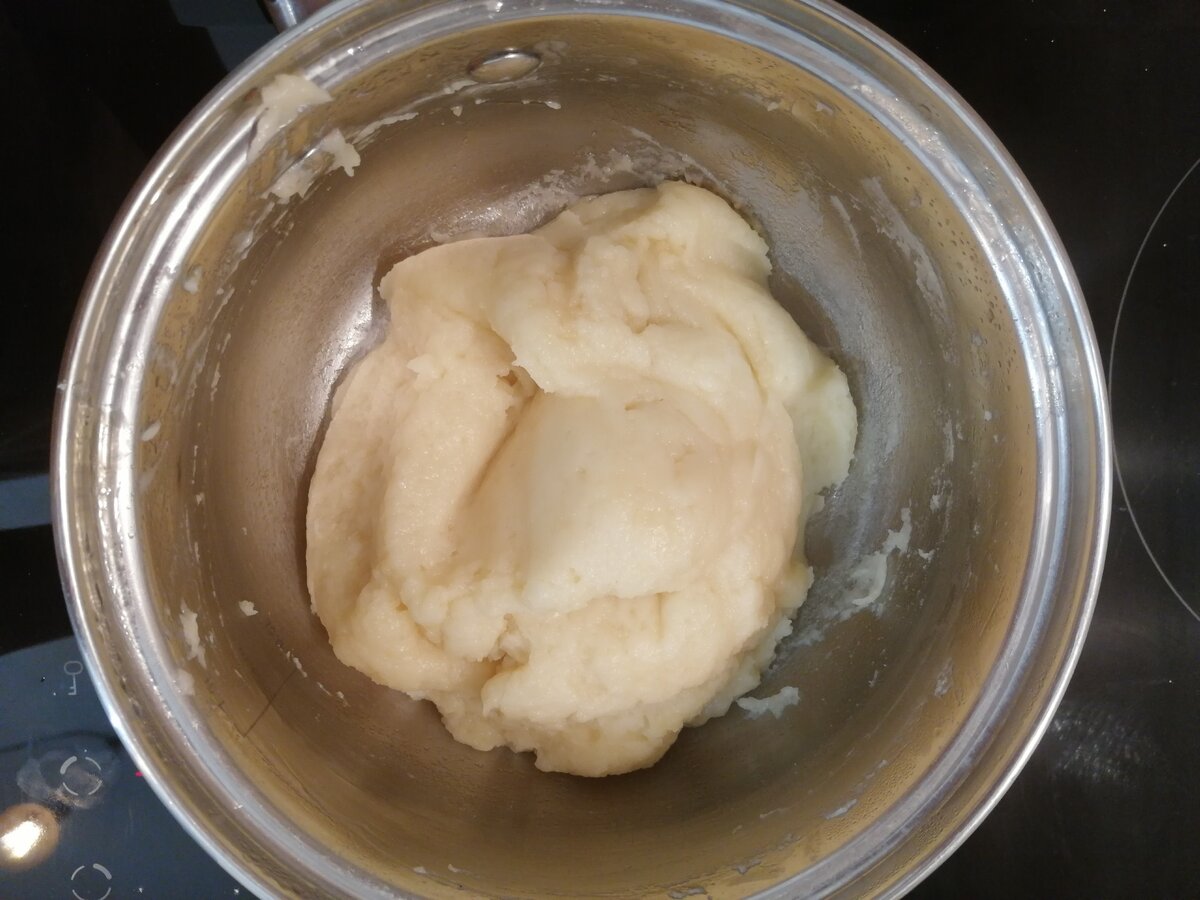 Консистенция теста на профитроли - это обычное, не шоколадное. Шоколадное должно быть таким же - за исключением цвета, конечно 😊