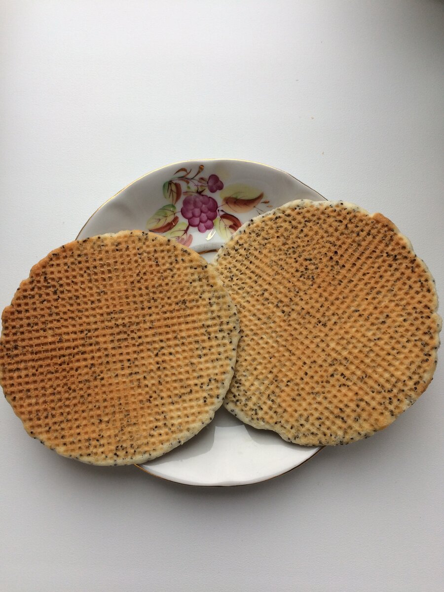 Вот таких двух штук маковых вафель, приготовленных по рецепту ниже, вполне достаточно для того, чтобы угоститься утром на завтрак и вечером на десерт