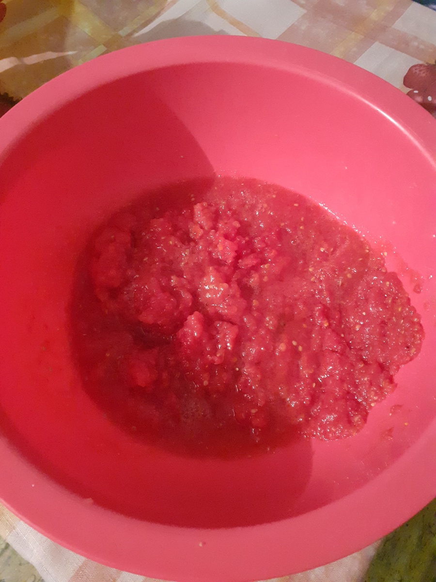 Помидоры пропустим через мясорубку.
