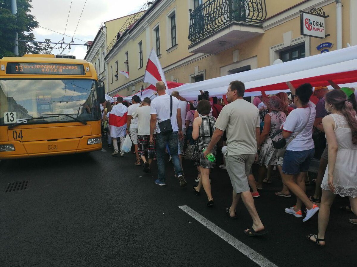  Колонна марширующих прошлась по центральным улицам Гродно от площади Советской до Ленина.