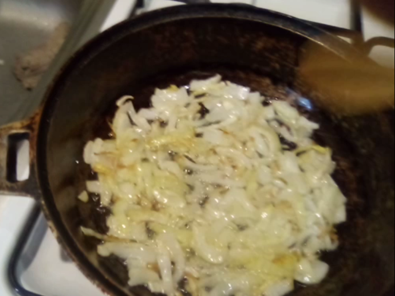 обжариваем лук