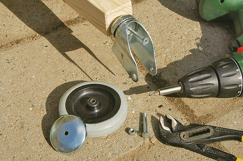 Прикручиваем колеса к столику