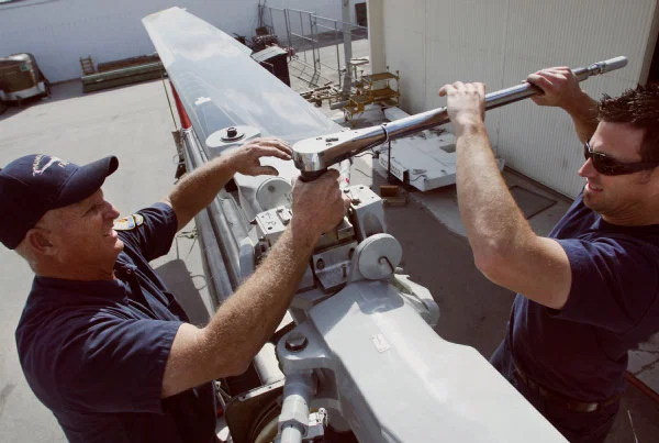 Установка гайки Иисуса. Фото с сайта tumblr.com