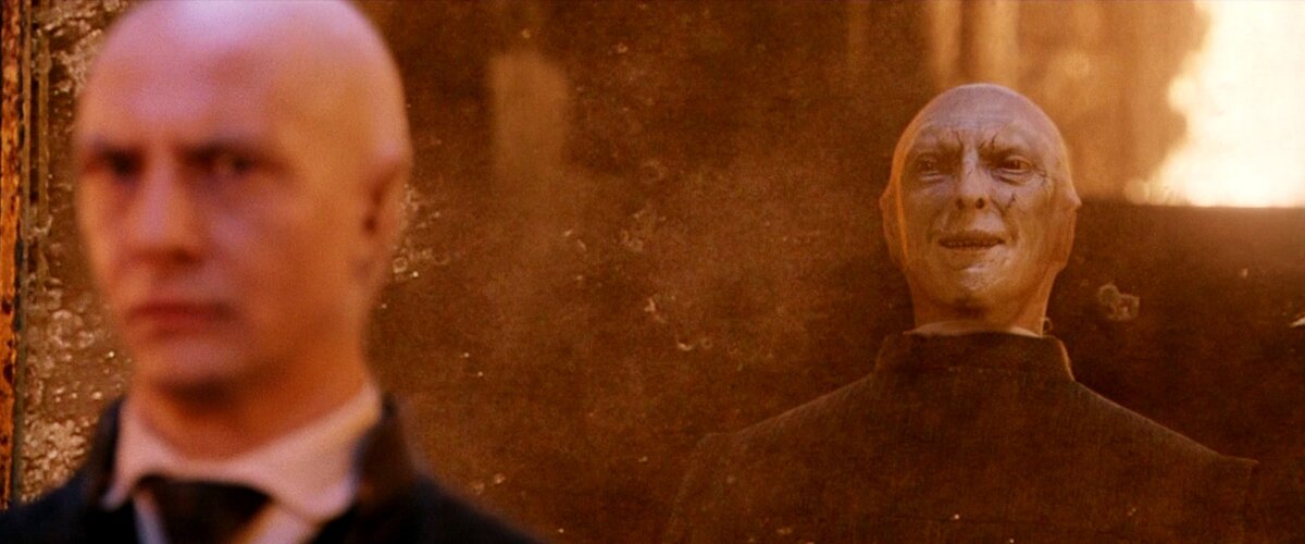 Кадр из "Философского камня". Кстати,тут у Волан де Морта проглядывает нос.