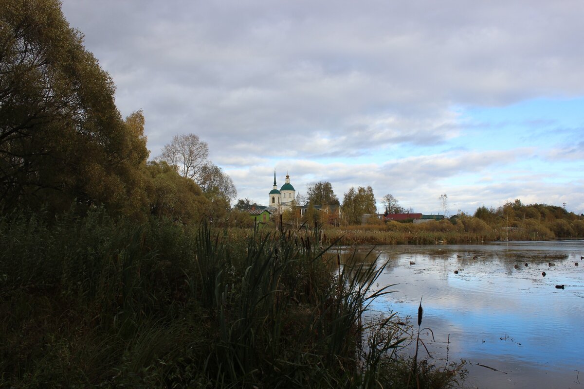 Озеро Киово рядом с тем самым железнодорожным переездом (фото автора)