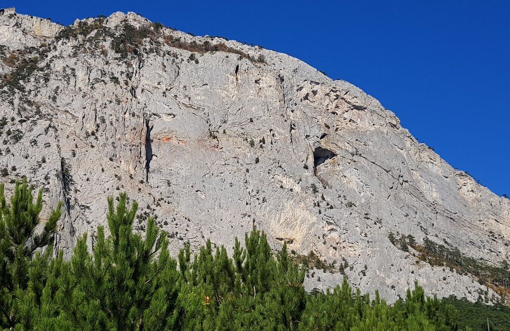 Мисхорский грот - огромная карстовая полость в середине стены в правой части фото.