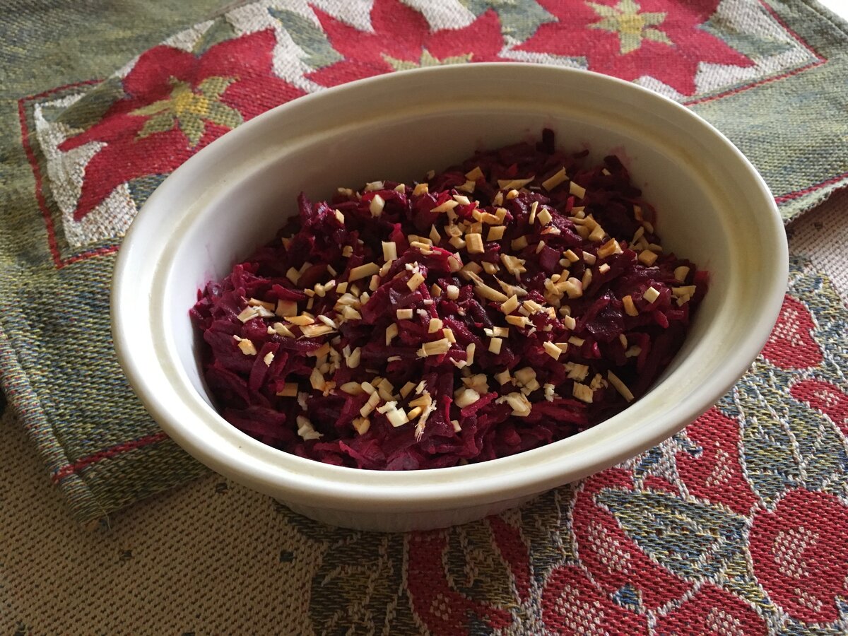 Свекольная закуска с черным перцем, томатом, луком, чесноком и копченым сулугуни