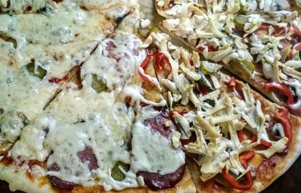 обычная половина  пиццы и половина -  веганская, с тофу