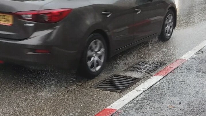 Как заставить водителей не обрызгивать пешеходов в дождь
