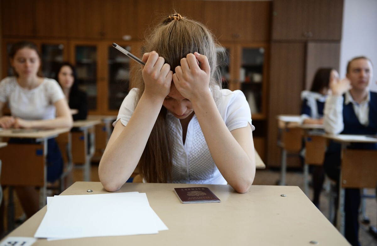 Выпускник пишет ОГЭ