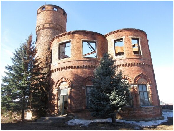 Вид на пристроенную в середине ХХ века водонапорную башню.