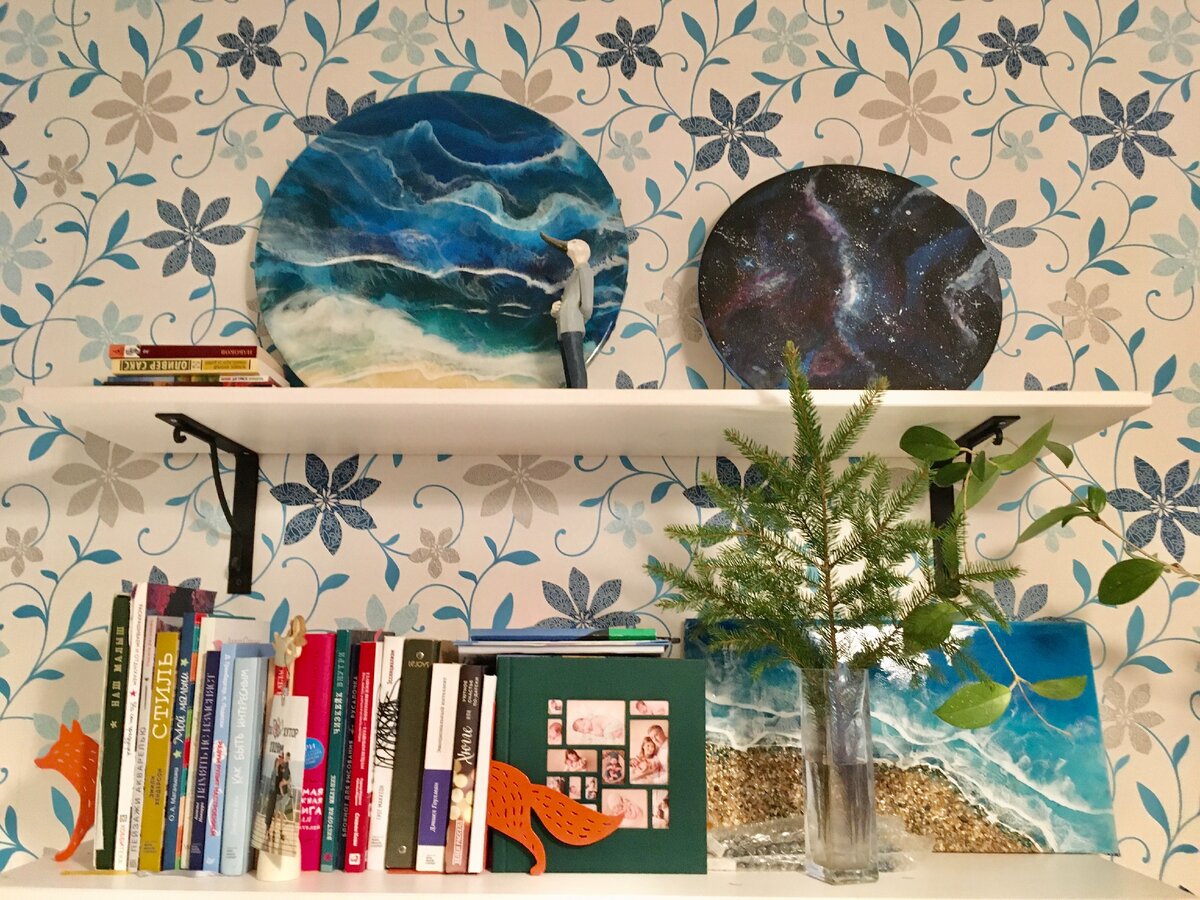 Вот 2 работы из видео как раз стоят на верхней полке (осталось только обои поспокойнее наклеить)