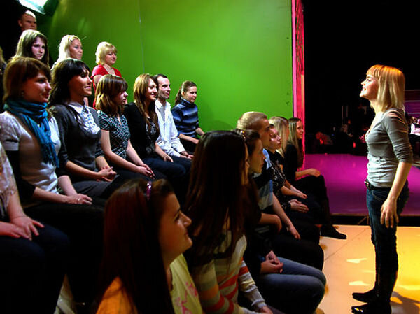 зрители в студии ток-шоу. овации в зале. где нужны зрители. кинозал с людьми. где нужны зрители.