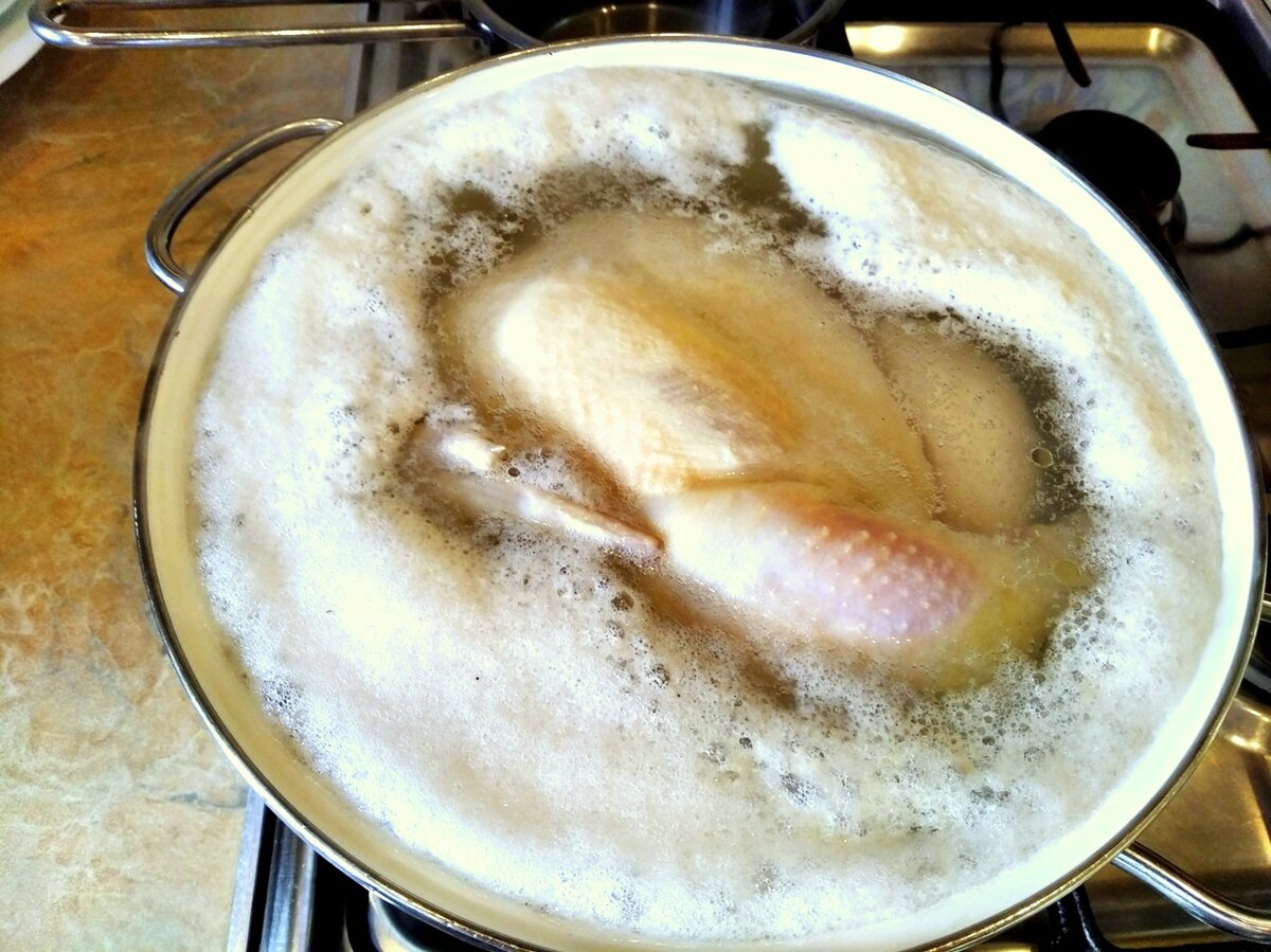 Пусть пена как можно плотнее соберется. Не торопитесь снимать. Нагрев убавить сразу, ка закипит