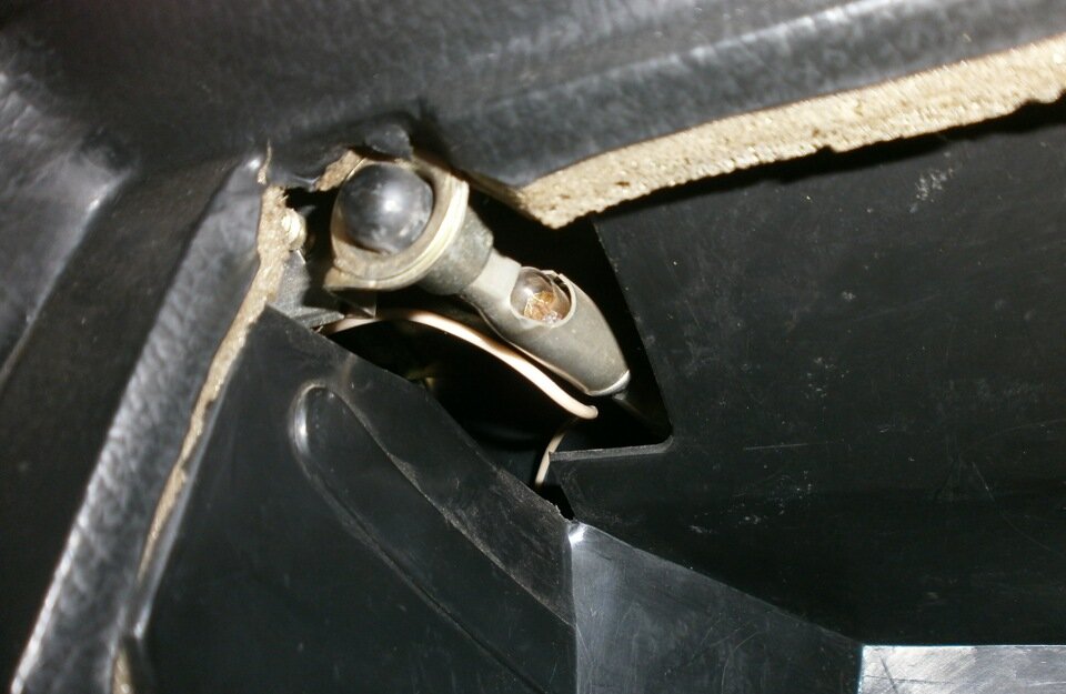 Вот такое сооружение для подсветки бардачка стоит в ваз 2107