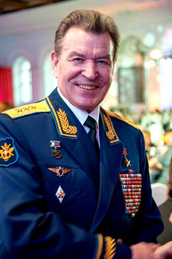 Сегодня не стало депутата Госдумы, Героя Советского Союза генерал-полковника Николая Тимофеевича Антошкина. Какими наградами он был награждён? Будем  смотреть. 