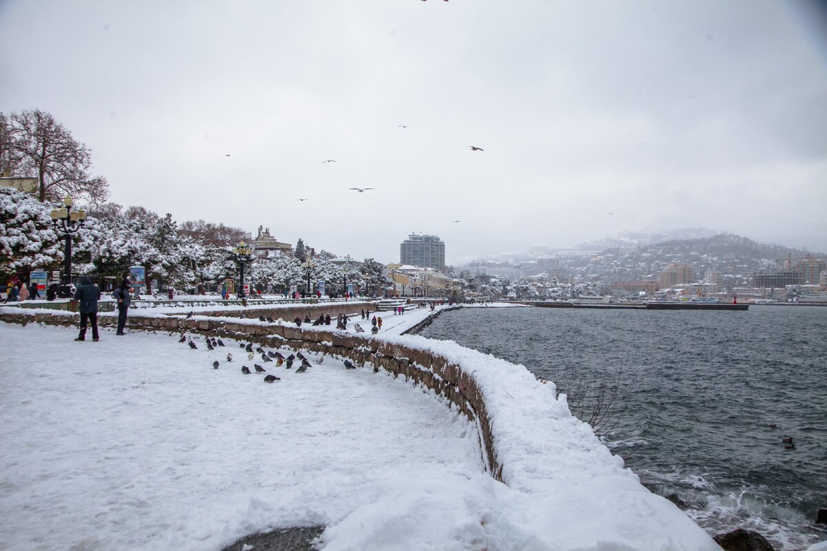 Заснеженная набережная Ялты