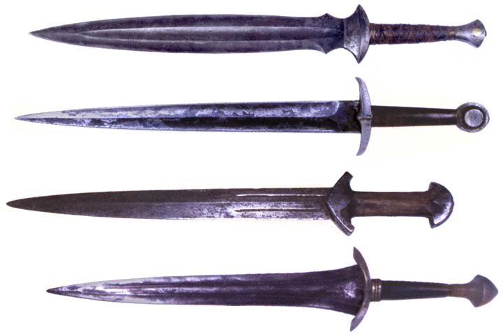 Экеты из Могильников, которые в книге раздал хоббитам Том Бомбадил, а в экранизации - Арагорн.