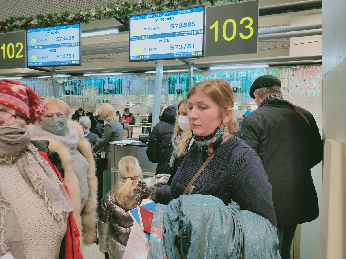 Я на регистрации с паспортами - своим и собачьим