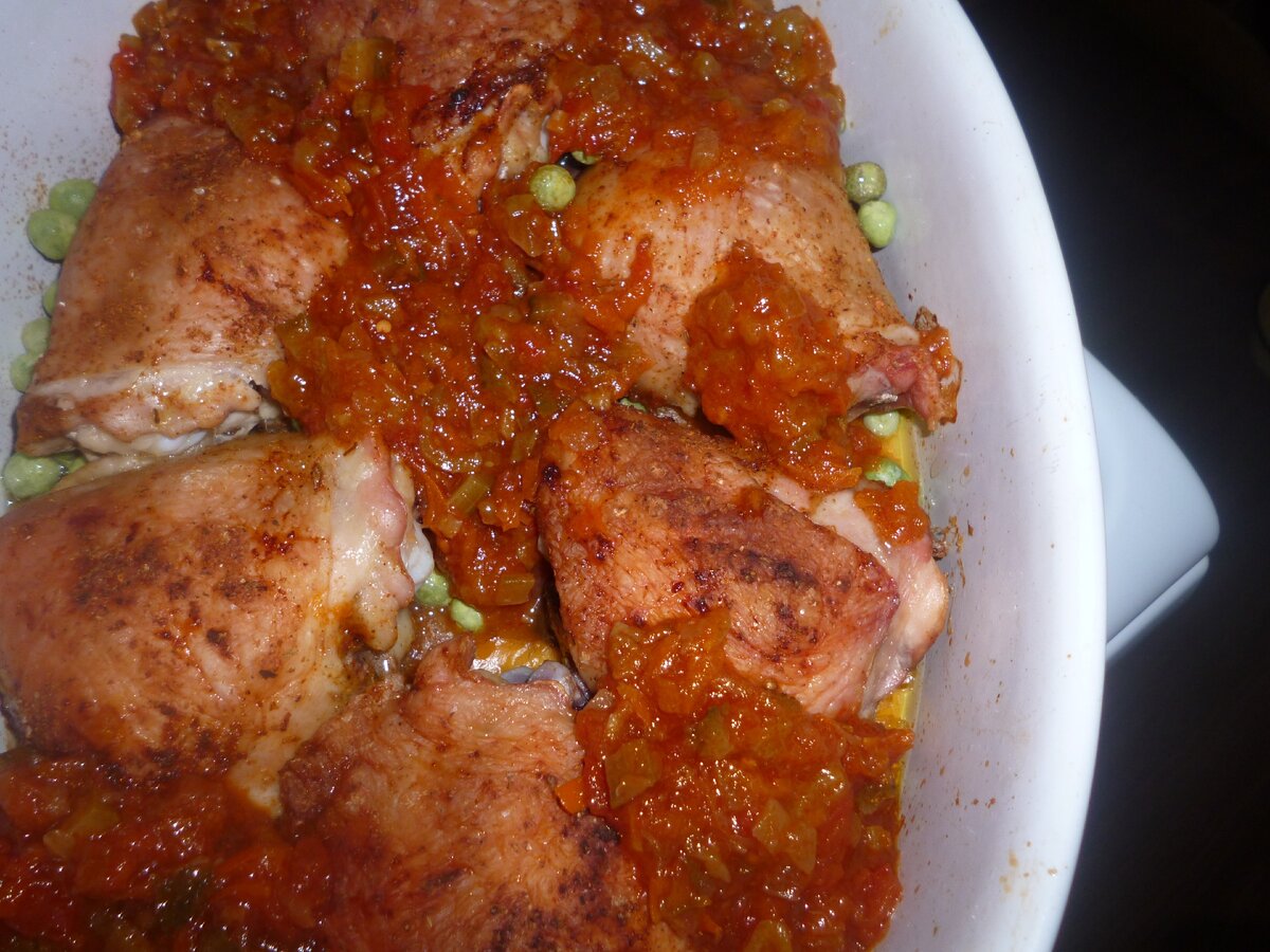 Бедрышки куриные с овощами в томатном соусе. Длинное название и моментальное приготовление.