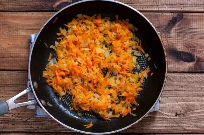 Рецепт 1. Тушеная скумбрия с морковью в горшочках