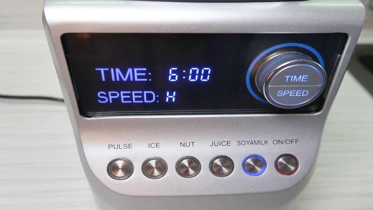 Панель управления и табло блендера