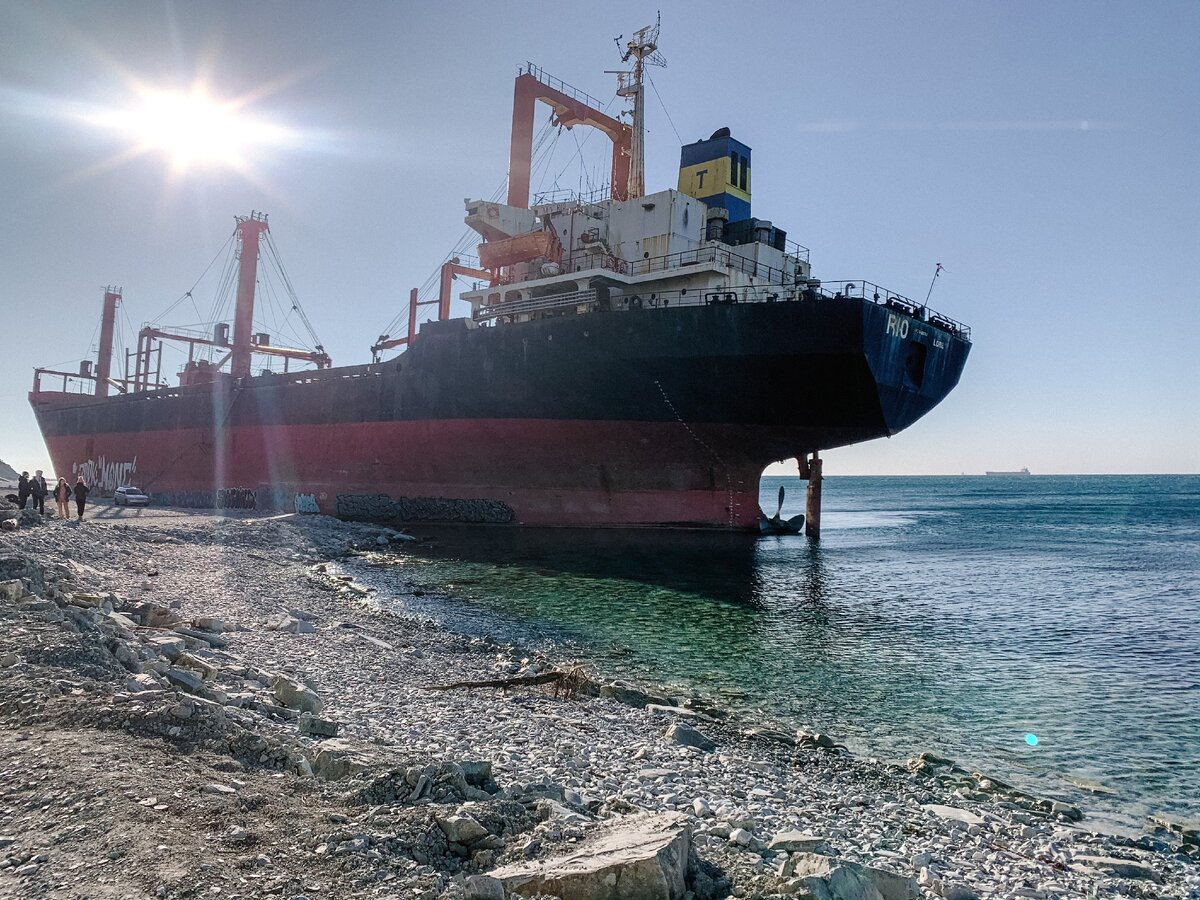 В декабре 2018 года сильный шторм выбросил у берегов Кабардинки гигантский сухогруз. Фото автора