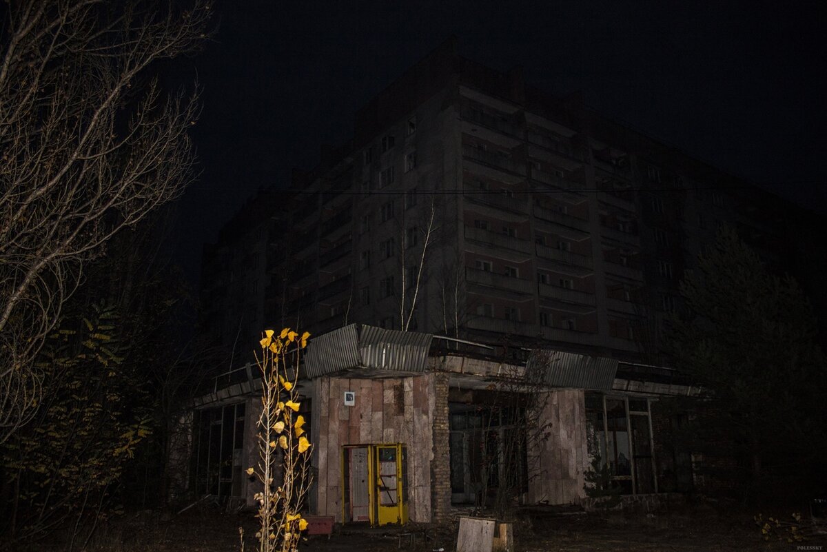 Чернобыльская аэс ночью. Город призрак Припять 2023. Чернобыль зона отчуждения город призрак. Город призрак Чернобыль Припять. Припять город призрак 2022