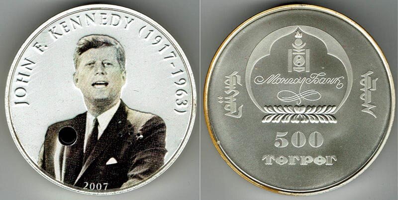 Коллекционная монгольская монета в 500 тугриков. Она оснащена кнопкой, который при нажатии воспроизводит речь президента США Кеннеди.
