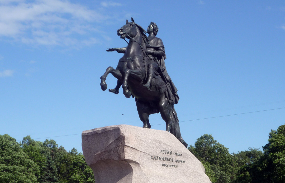 Памятник Петру 1 в Санкт-Петербурге на Неве