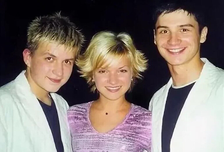 Юлия Малиновская с Владом Топаловым и Сергеем Лазаревым. Источник фото: Interesnoznat.com