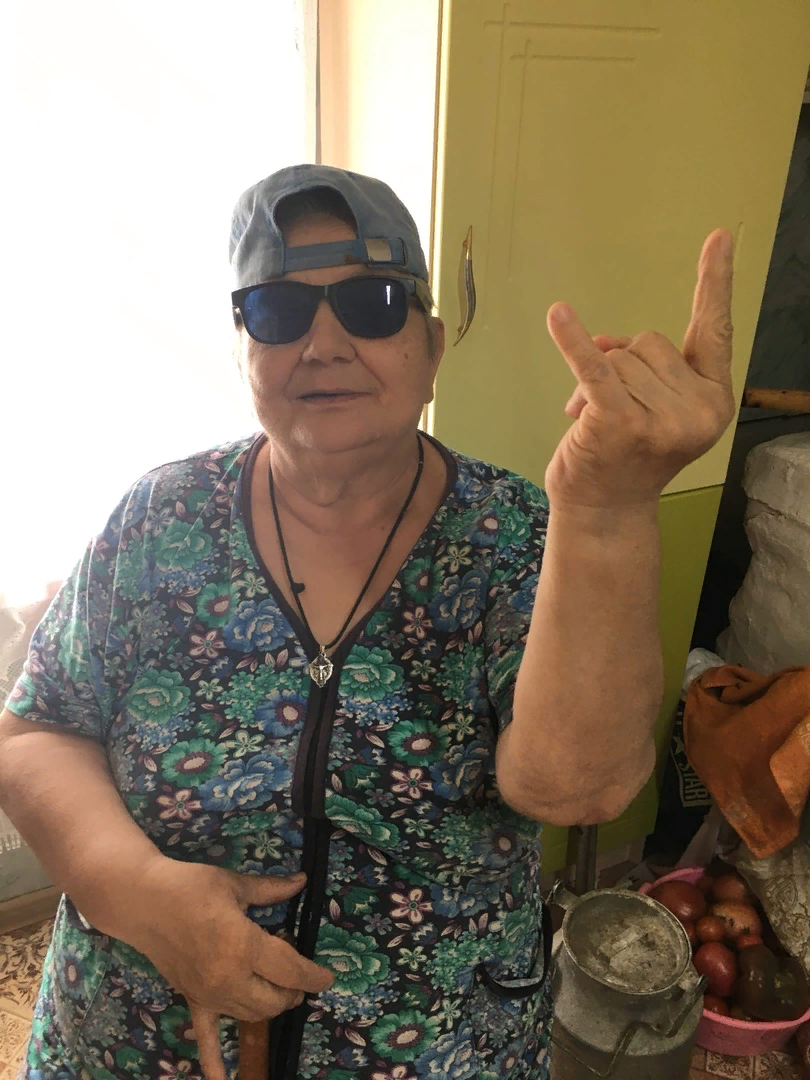Тёща у Сани попросила сфоткать, на вопрос за кого она, ответила, что она за интернет.Смотрит там сериалы не дожидаясь пока по ТВ растянут всё на месяца