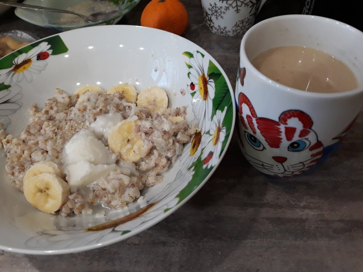 Каша 5злаков с бананом и кокосовой пастой. Кофе с молоком