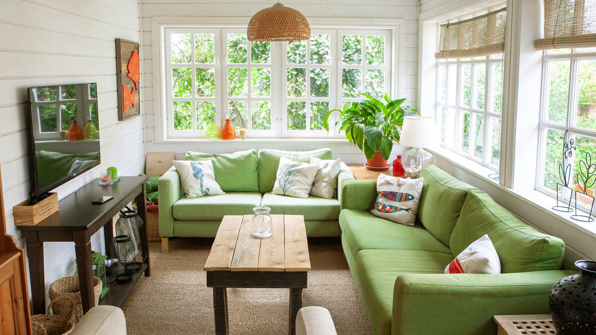 Летняя веранда, как и котельная, находятся за пределами дома. Это пристройка.