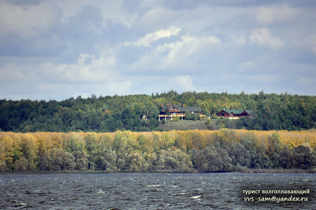 На холме среди деревьев чей-то дом отдыха. Фото 17.09.2019.