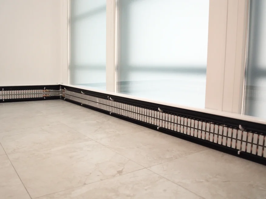 так выглядит Теплый Плинтус Charley, когда его только установили. Следующий этап - декоративный. Сверху на Charley устанавливается закрывающая планка