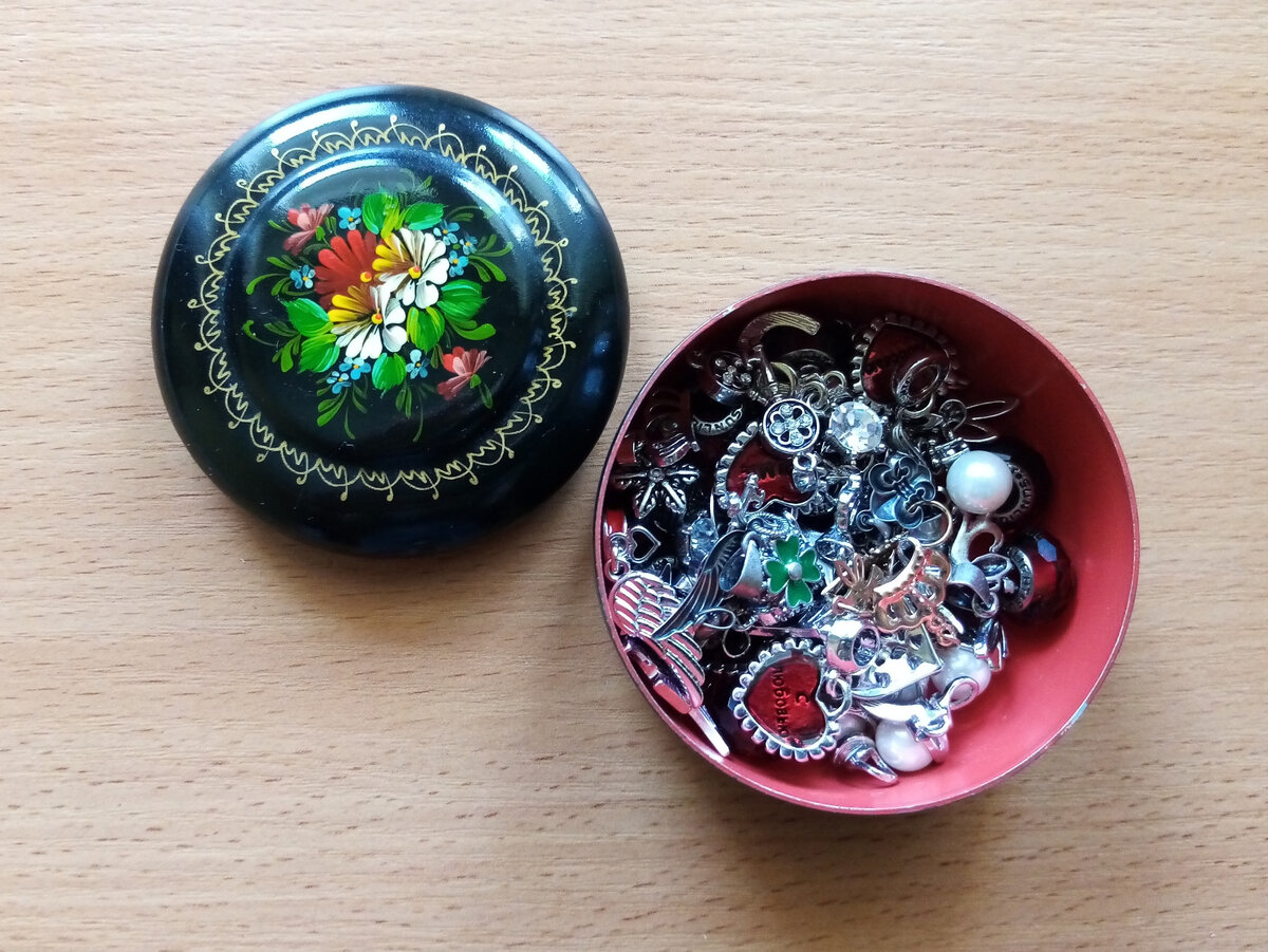 А хранятся мои сокровища в раритетной шкатулочке, которую мне ее еще в детстве подарили.