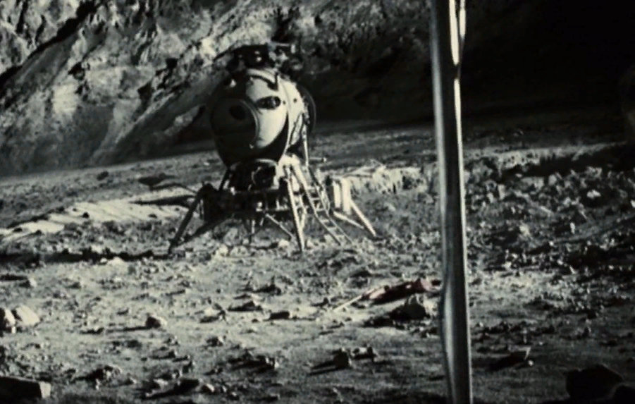 Мы с луны упали все говорят инопланетяне. Аполлон 18 (2011).