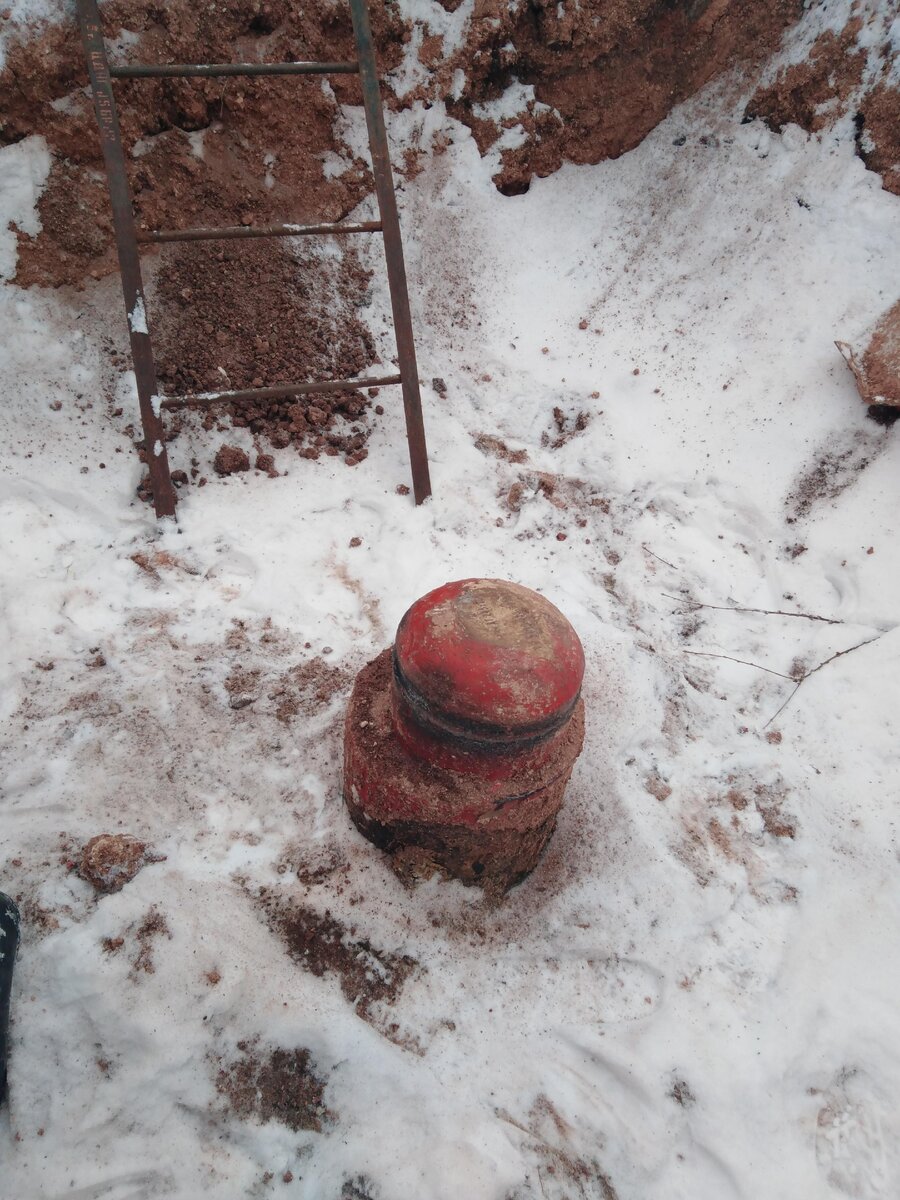 Вот так выглядят ликвидированы скважины, либо добывающие, либо нагнетательные под землёй которые утратили свой ресурс. 