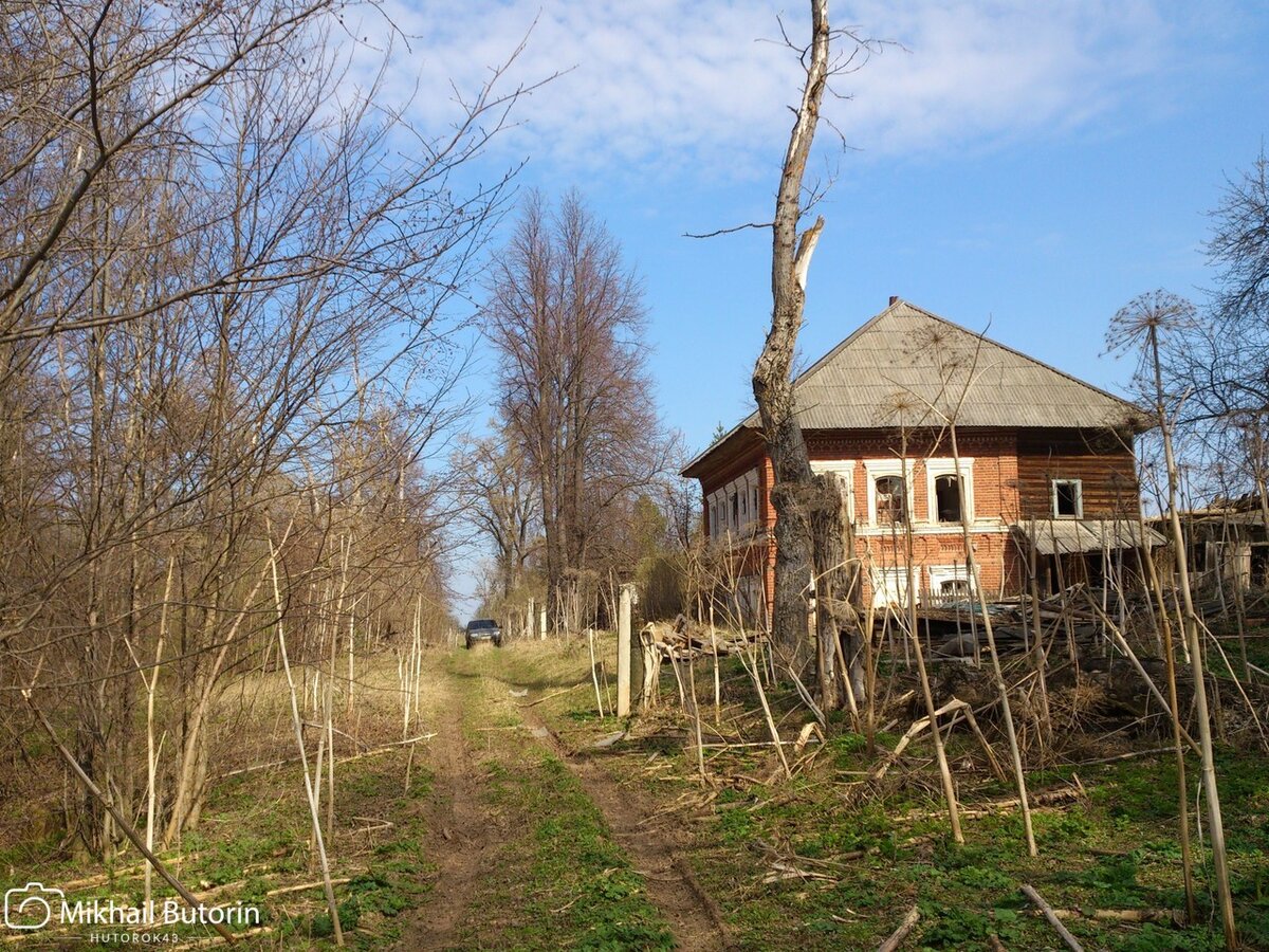 Внешний вид дома на деревенской улице.