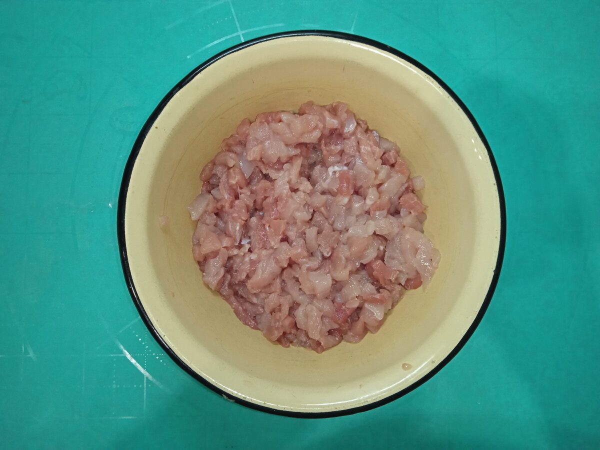 Нарезаем мясо кусочками.
